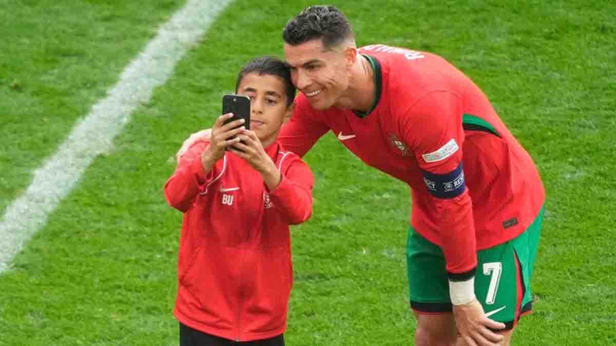 Cristiano Ronaldo by taking selfies