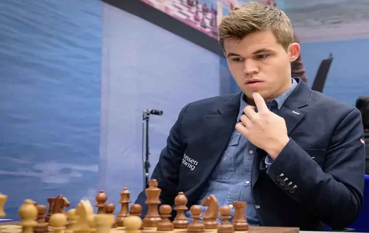 Magnus Carlsen's wearing jeans